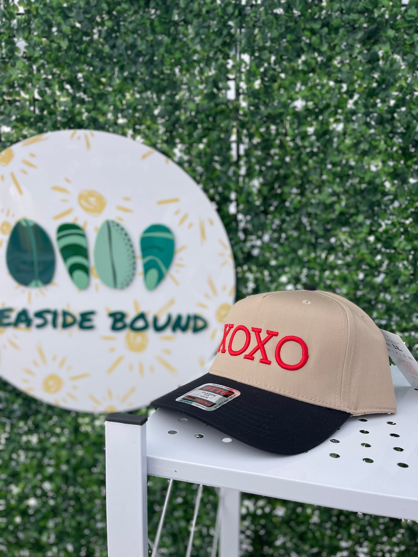red "XOXO" puff embroidery two-tone canvas Otto 5 panel hat
